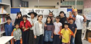 写真は関係ないですが、先日のハロウィンパーティーの写真です。 用意したお菓子を家に置き忘れて、直前に買い直しました… 後日生徒に配りました…私の胃袋に収まったのもありますが…